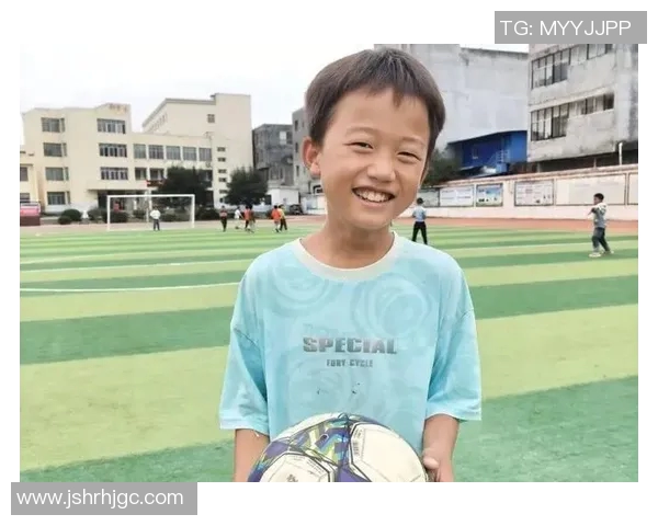 足球明星爸爸归来温暖家庭时刻孩子们的欢笑与期待